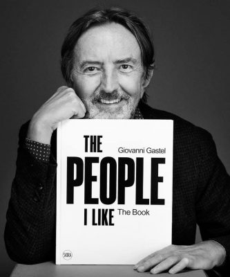 Gastel con il catalogo della sua ultima mostra