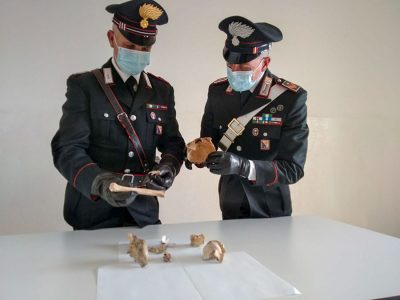 I Carabinieri con i resti umani recuperati a Baunei