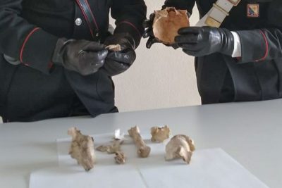 I Carabinieri con i resti umani recuperati a Baunei