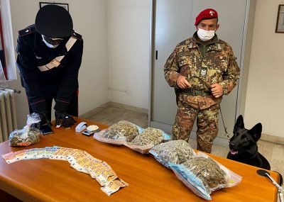 I militari con la droga e contanti sequestrati