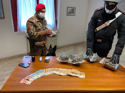I militari con la droga e contanti sequestrati