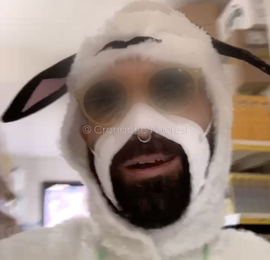 Covid. Negazionista fa la spesa senza mascherina e travestito da pecora: sanzionato – VIDEO