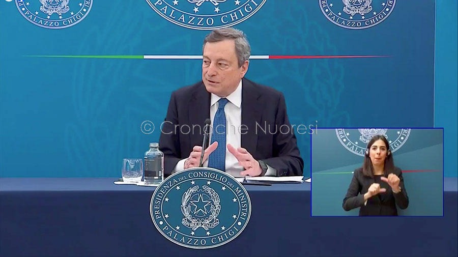 Draghi: “Interverremo su operatori no vax. La Scuola riapre fino alla prima media”
