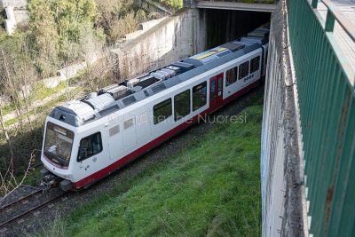 Il treno all'uscita dalla stazione di Nuoro (foto S.Novellu)