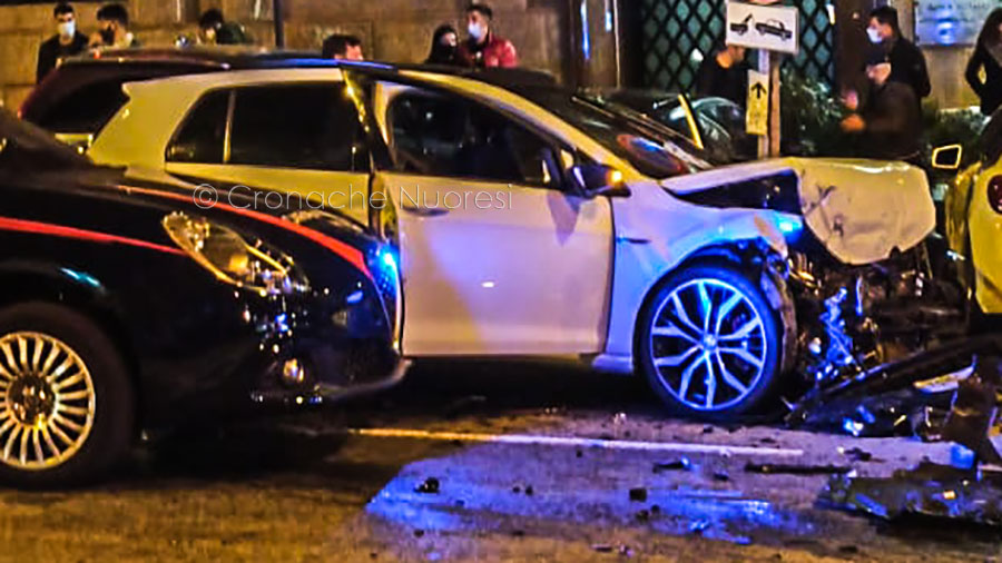 Fuggono all’alt dei Carabinieri, scatta l’inseguimento che si conclude con un frontale: ferito un militare – VIDEO
