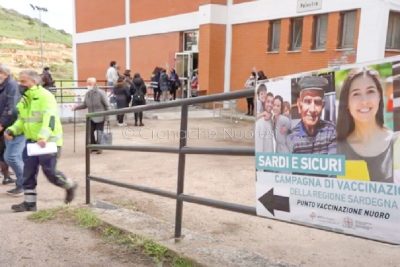 La campagna vaccini Sardi e sicuri a Nuoro (foto S.Novellu)