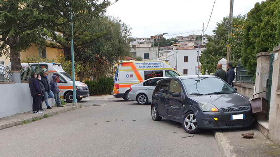 Orosei. Scontro tra due auto in pieno centro abitato: ferite due donne