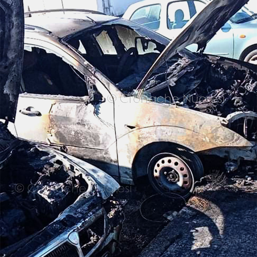 Nuoro. Due auto andate a fuoco in via Ballero: escluso il dolo