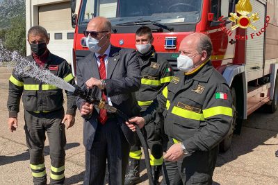 L'inaugurazione del nuovo mezzo dei Vigili del fuoco di Siniscola