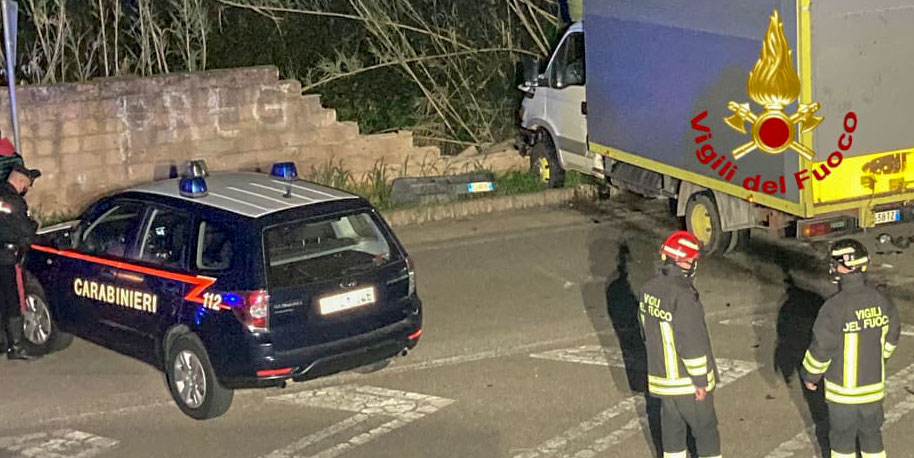 Scontro tra auto e furgone: due feriti