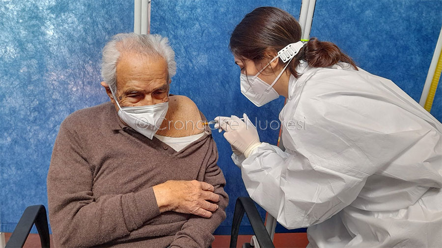 Nuoro. Un’altro traguardo per l’ingegner Maccioni: a 102 anni è stato vaccinato contro il Covid-19