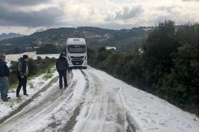 Luogosanto, strade chiuse per una violenta grandinata