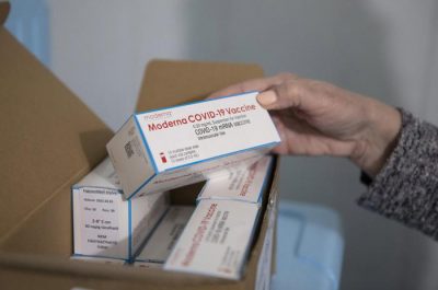 Alcune confezioni di vaccino Moderna