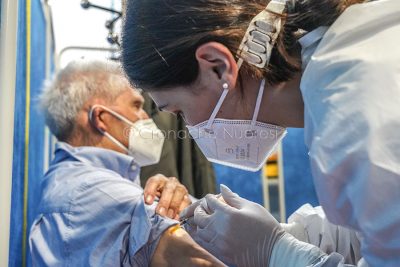 Nuoro. Un momento della campagna vaccinale antiCovid (foto S.Novellu)