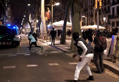 Scontri a Barcellona