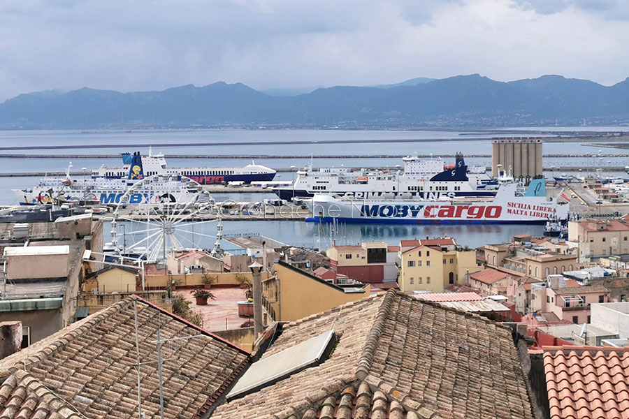 Tragedia a Cagliari: 32enne si arrampica a casa della fidanzata dopo un lite, cade dal 4° piano e muore