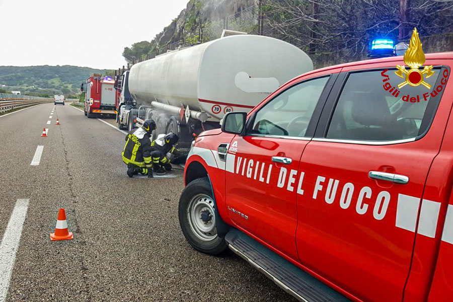 A fuoco autocisterna carica di combustibile: paura sulla SS131