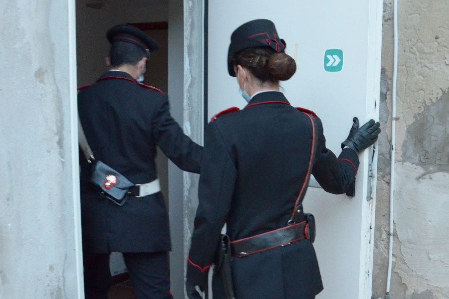 Minacce, insulti e aggressioni fisiche: 22enne denunciato dalla madre