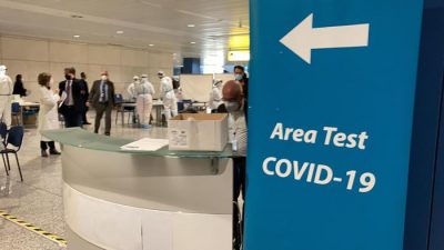 Postazioni per test agli arrivi nell'aeroporto di Cagliari-Elmas