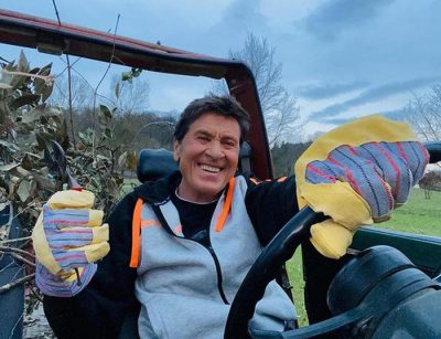 Gianni Morandi col suo trattore