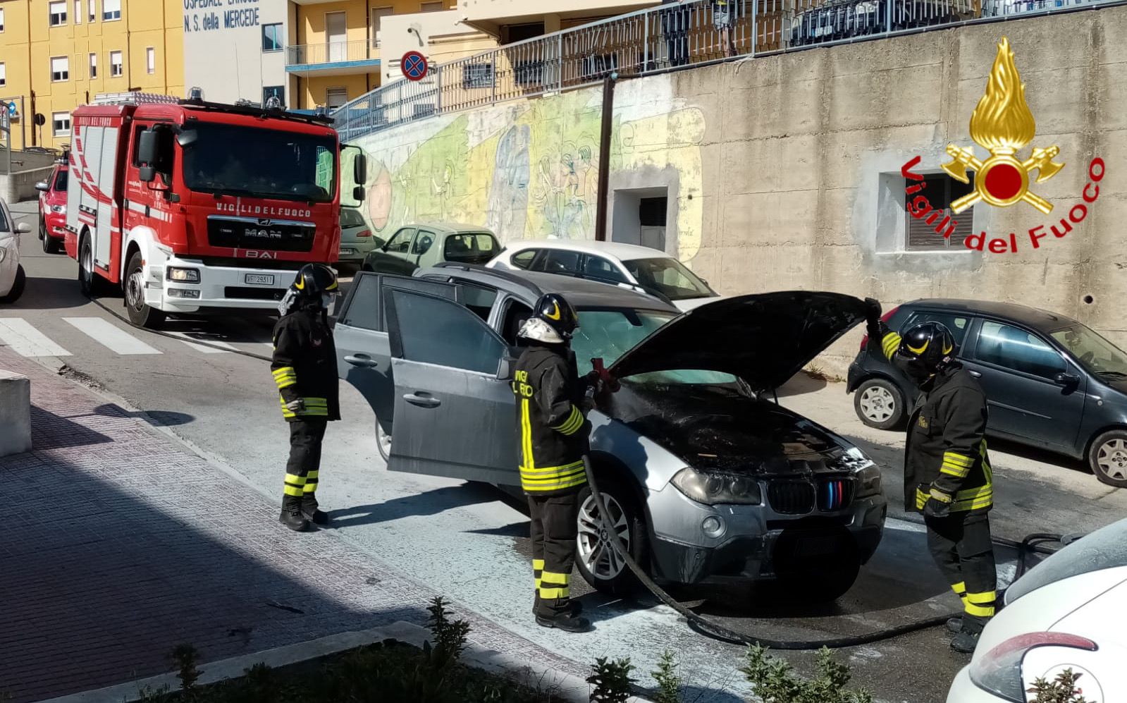 BMW x3 va a fuoco all’ospedale di Lanusei: nessun ferito