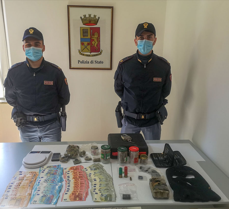 Sorpreso dalla Polizia con dosi di droga e bilancini: 20enne nei guai