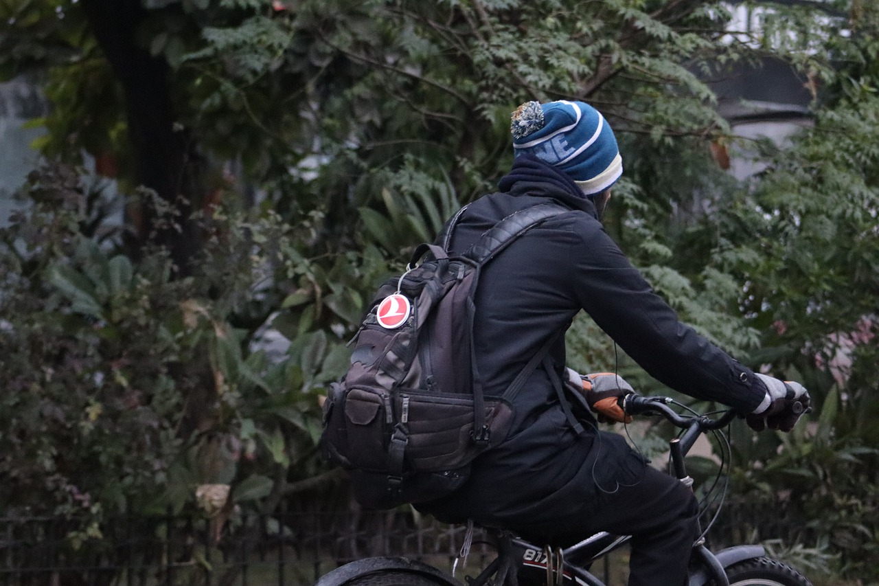 Palpa una 19enne in bicicletta: 15enne denunciato per violenza sessuale