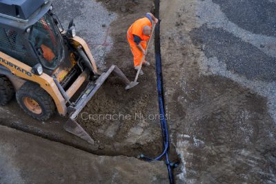 Posa della fibra ottica (foto Salvatore Novellu)