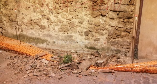 Crollo in via Chironi (foto Cronache Nuoresi)