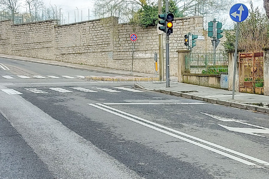 La segnalazione: semafori in tilt nella zona di via Santa Barbara