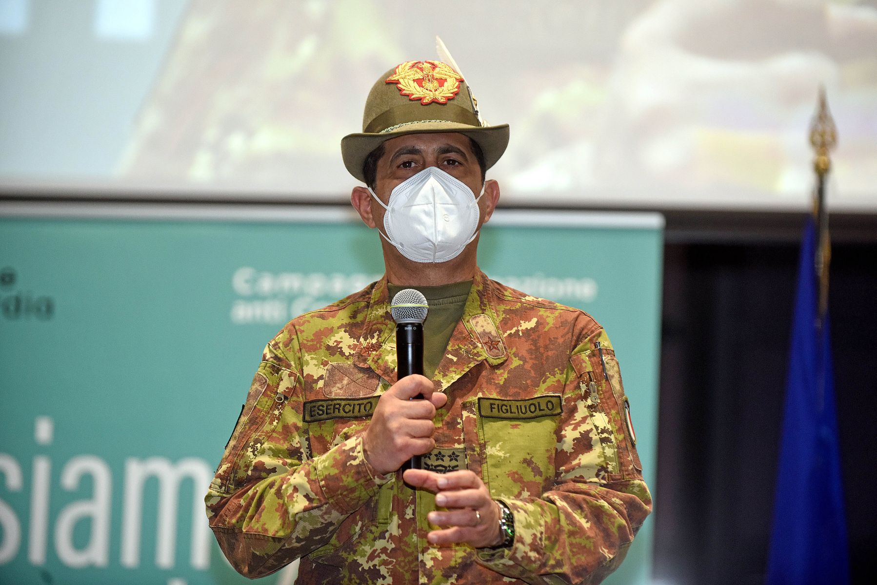 Vaccini.  Ordinanza di Figliuolo: priorità a over 80 e persone fragili