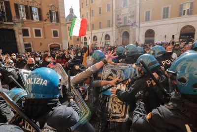 Gli scontri davanti a Montecitorio