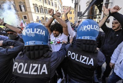 Gli scontri davanti a Montecitorio