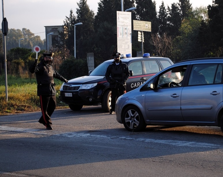 Si appropria di un’auto parcheggiata nell’officina del figlio: carrozziere nei guai