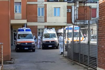 Ambulanze in coda al Pronto soccorso del San Francesco di Nuoro