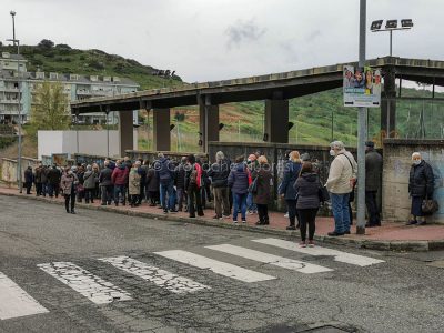Anziani in coda per il vaccino in via Kandinsky (foto S.Novellu)