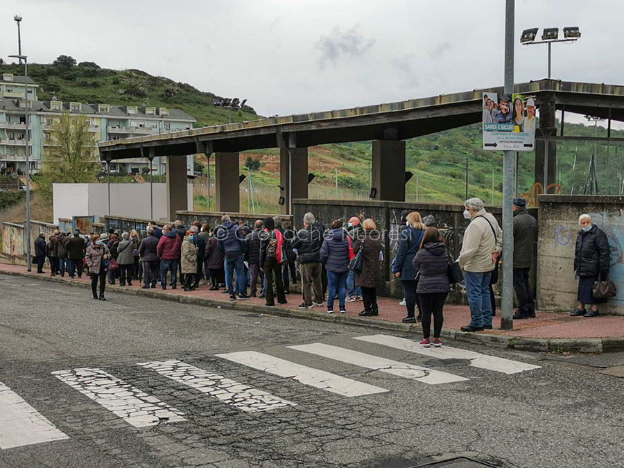 Covid. Ancora disagi per le vaccinazioni in via Kandinsky, con lunghe file nonostante il maltempo