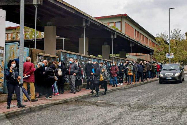 Anziani in coda per il vaccino in via Kandinsky (foto S.Novellu)
