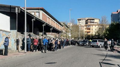 Assembramento all'hub vaccinale di Nuoro (foto Cronache Nuoresi)