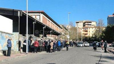 Assembramento all'hub vaccinale di Nuoro (foto Cronache Nuoresi)