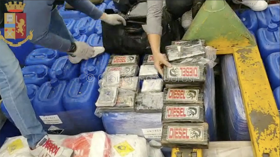 Carico di cocaina per 6 mln di euro nascosta sotto il concime sequestrato dalla Polizia su un tir: due arresti – VIDEO