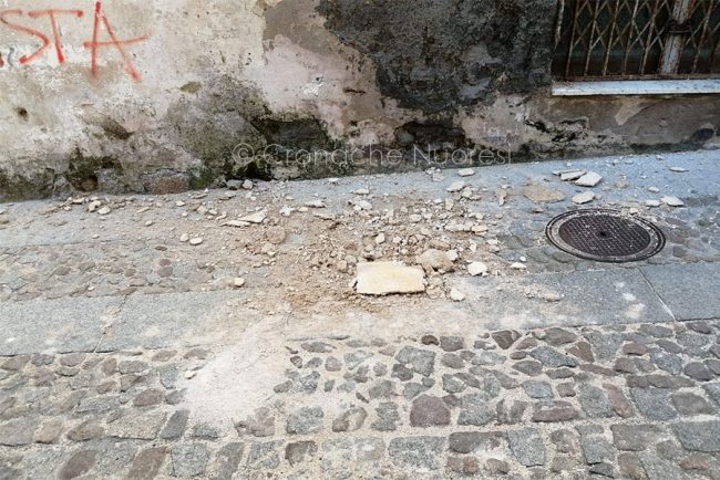 Crollo di calcinacci in via Chironi a Nuoro
