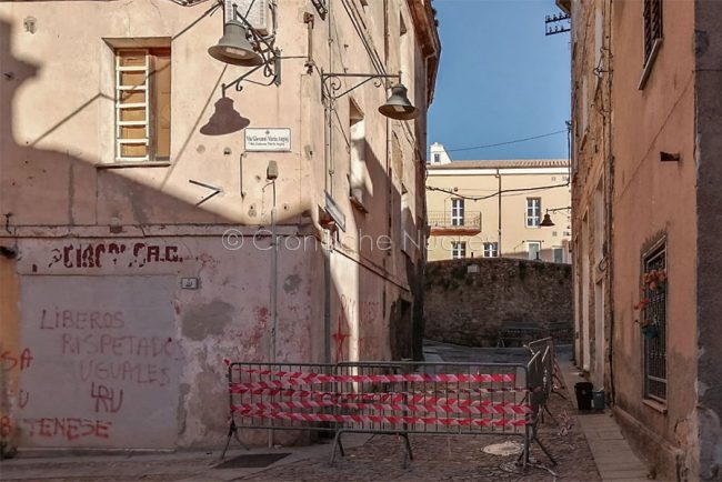 Crollo di calcinacci in via Chironi a Nuoro