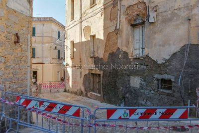 Crollo di calcinacci in via Chironi a Nuoro