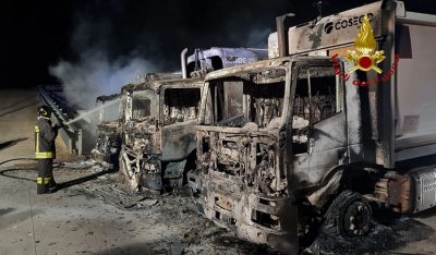 I compattatori dati alle fiamme a Dorgali