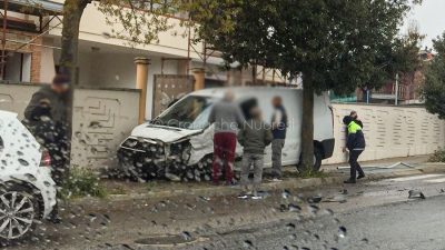 Il furgone coinvolto nell'incidente (foto Cronache Nuoresi)