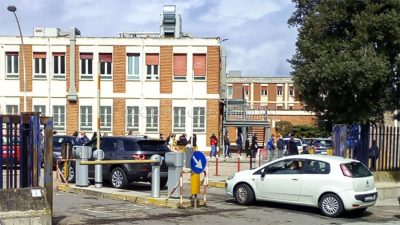 In fila per fare il tampone al San Francesco (foto Cronache Nuoresi)