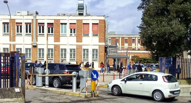 In fila per fare il tampone al San Francesco (foto Cronache Nuoresi)