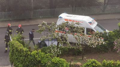 La scena dell'incidente in via Martiri della Libertà (foto Cronache Nuoresi)