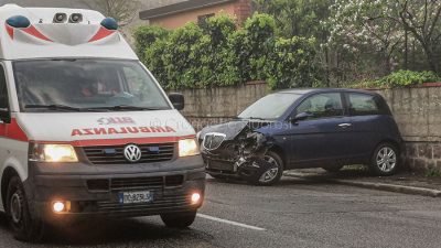 La scena dell'incidente in via Martiri della Libertà (foto Cronache Nuoresi)